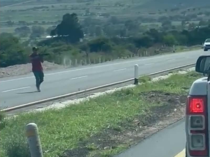 En la carretera 57 en SLP, asaltan con armas largas a automovilistas