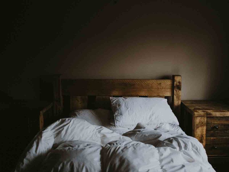 Se horroriza al encontrar el cadáver de una mujer en el cuarto de su hijo