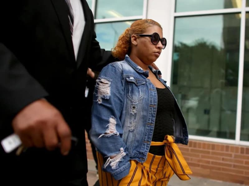 Se declara culpable madre de niño que disparó a su maestra en una escuela