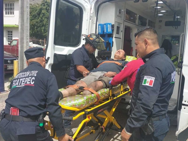Un hombre discapacitado que fue arrojado a canal de aguas negras es rescatado por policías de Ecatepec