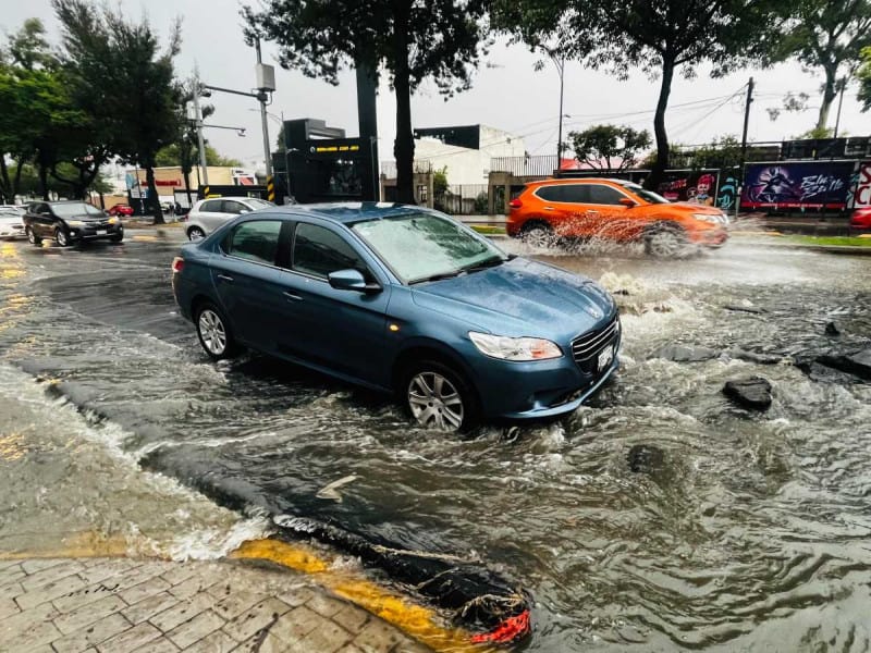 Varias zonas de Insurgentes Sur en Tlalpan fueron afectadas por tormenta