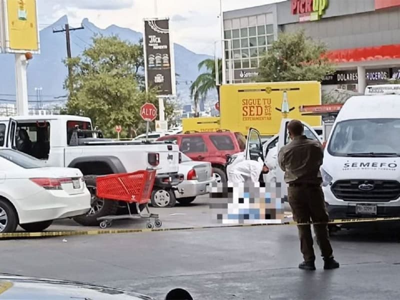 Quitan la vida a un hombre en un estacionamiento frente a sus hijos