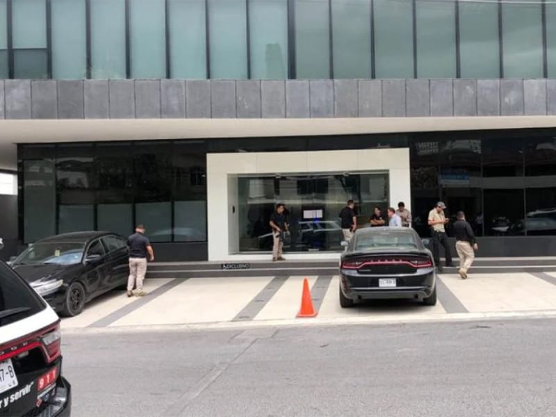 En Nuevo León, sujeto roba 176 mil pesos de un camión de valores