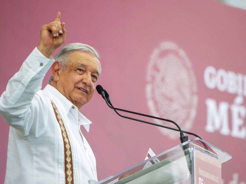 López Obrador afirma: Habrá libros de texto gratuitos quieran o no