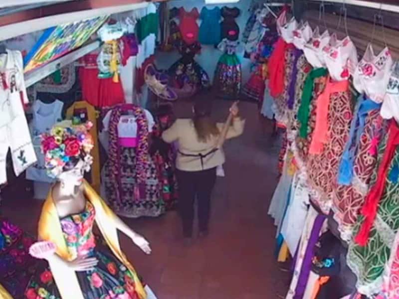 Mujer golpea con un bat a abuelita en Michoacán; las imágenes son captadas en video