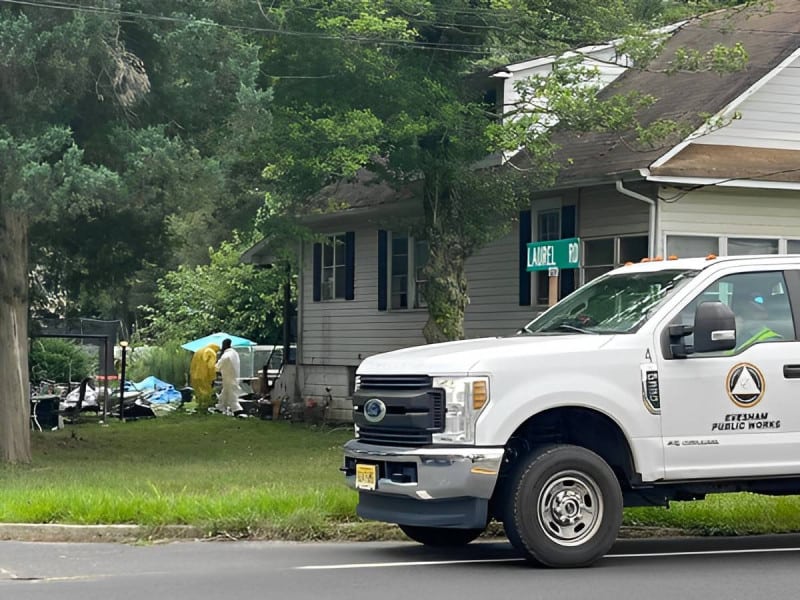 Pareja es detenida tras descubrir 30 perros muertos en una residencia; menor de edad es rescatado