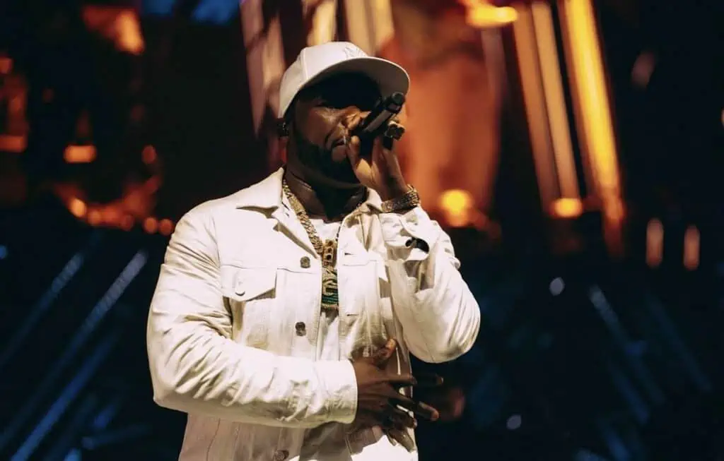 Enfurecido 50 Cent lanza micrófono y golpea a fan, lo acusan de agresión