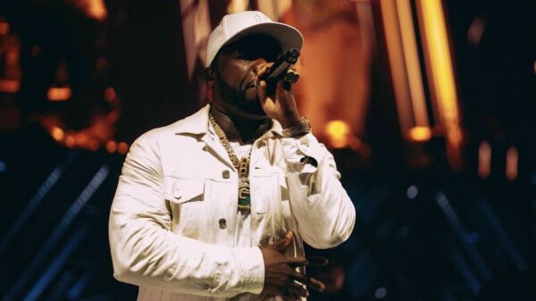 Enfurecido 50 Cent lanza micrófono y golpea a fan, lo acusan de agresión