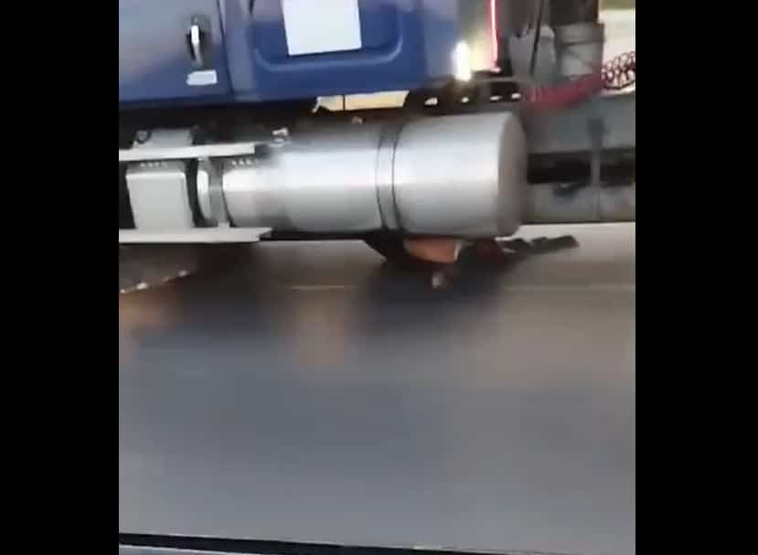 Impactante video de un asaltante siendo arrastrado por un tráiler en la México-Puebla, causa terror