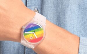 Las autoridades de Malasia han implementado una prohibición sobre la utilización de relojes que muestren la bandera LGBT, argumentando que esto contradice sus valores morales
