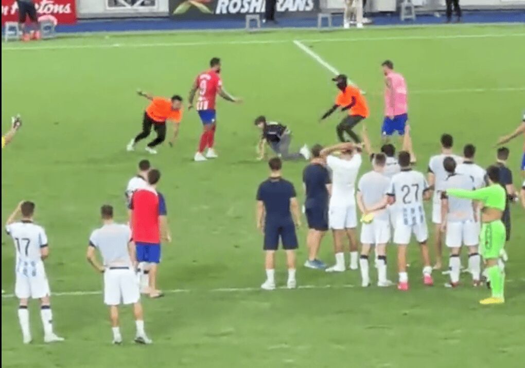 Taclean a niño que ingresó a la cancha durante partido entre Atlético de Madrid y Real Sociedad