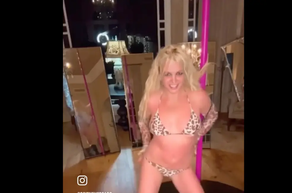 Britney Spears sorprende a fans con baile sensual de pool dance