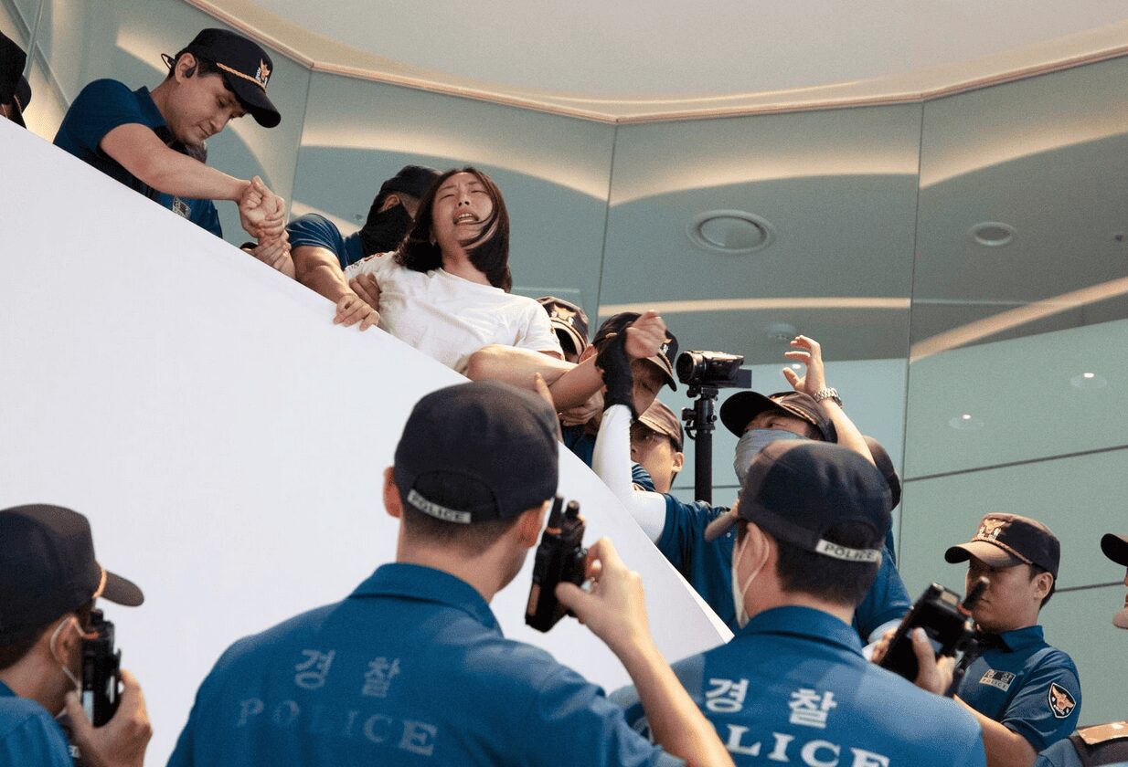Protestan en China y Corea del Sur tras vertido de aguas de la planta nuclear de Fukushima