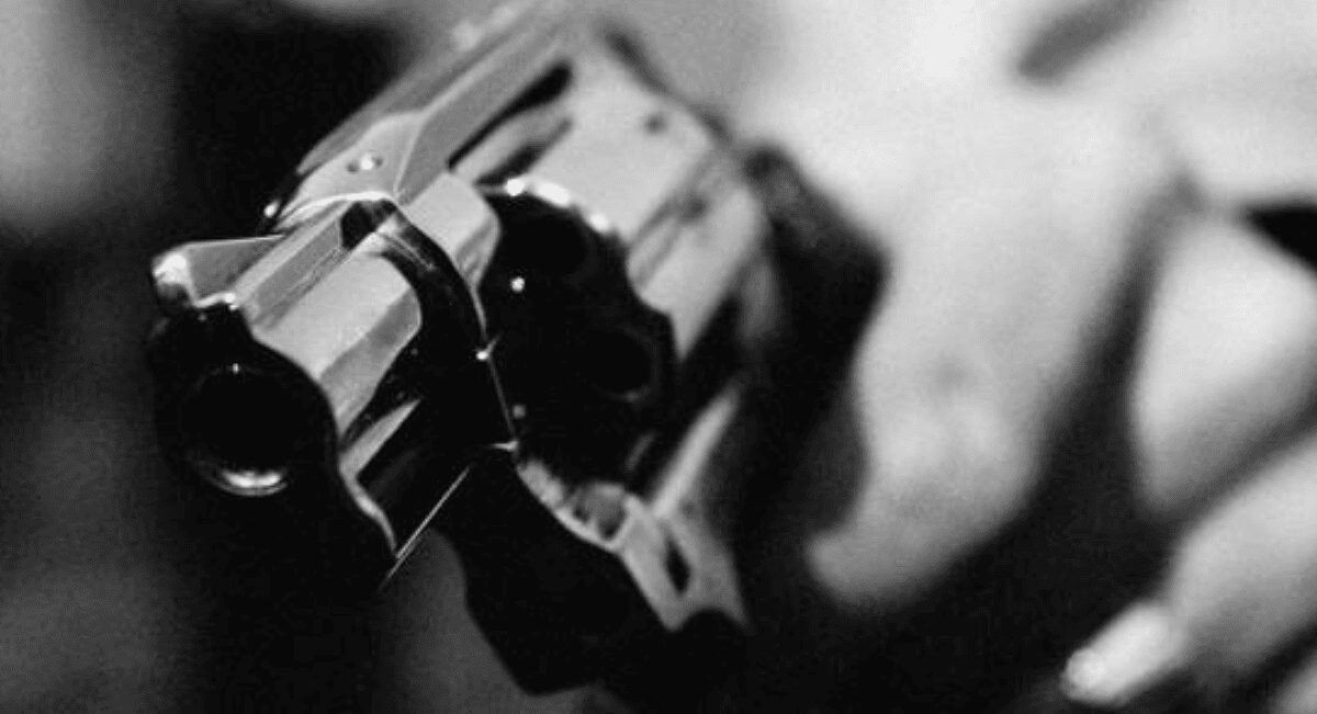 Hombre dispara en la cabeza a su hermano al interior de un despacho de abogados