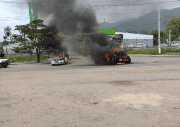 Un grupo armado incendia vehículos de trasportistas que realizaban bloqueos en Acapulco