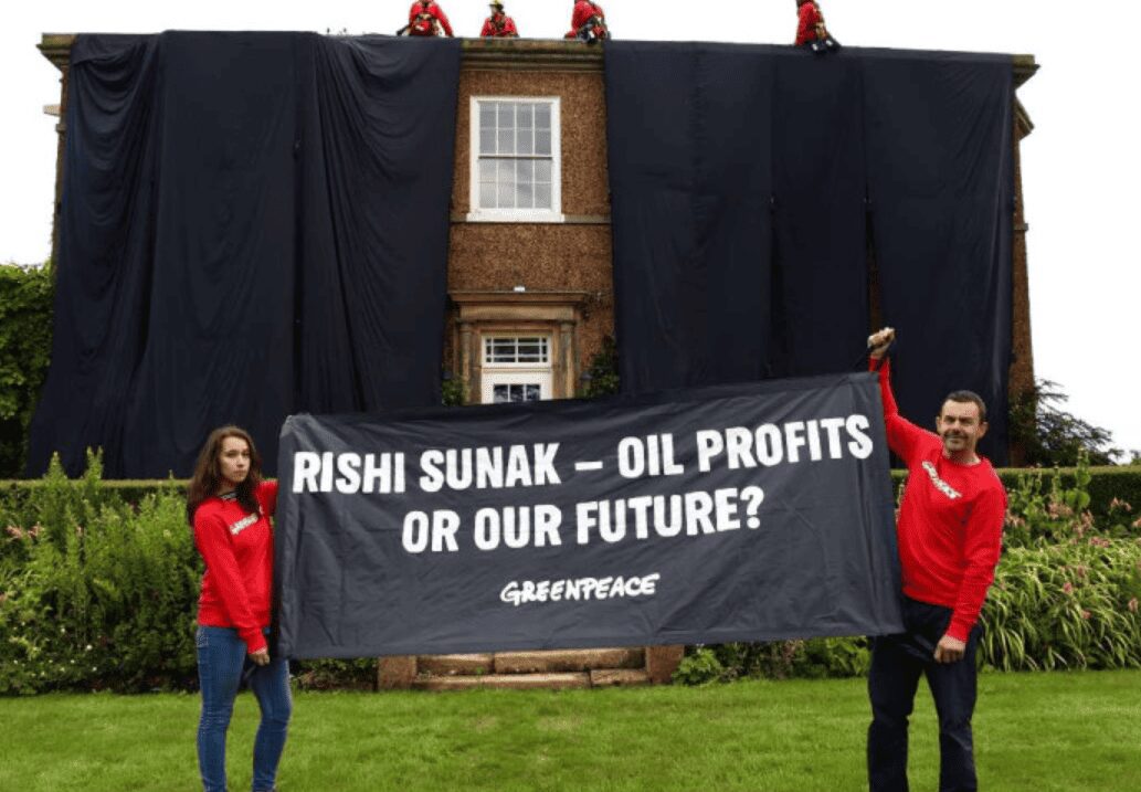 Activistas de Greenpeace, cubren de negro la casa del primer ministro británico como protesta