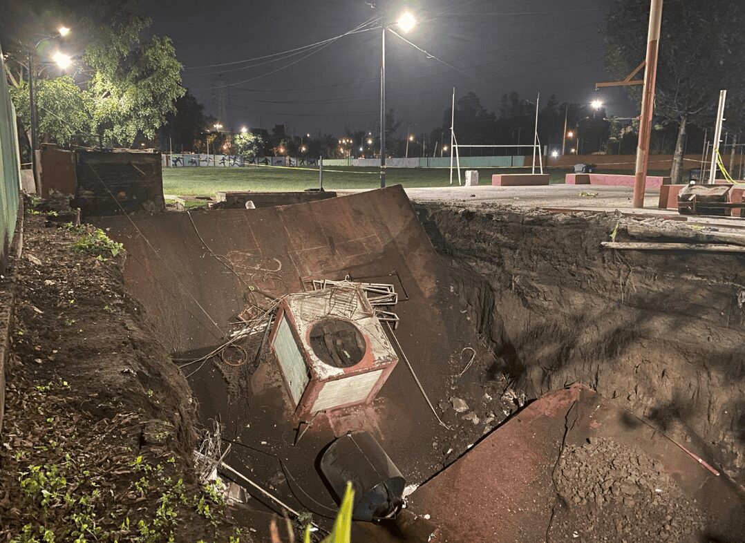 Gimnasio desaparece en socavón en Gertrudis Sánchez