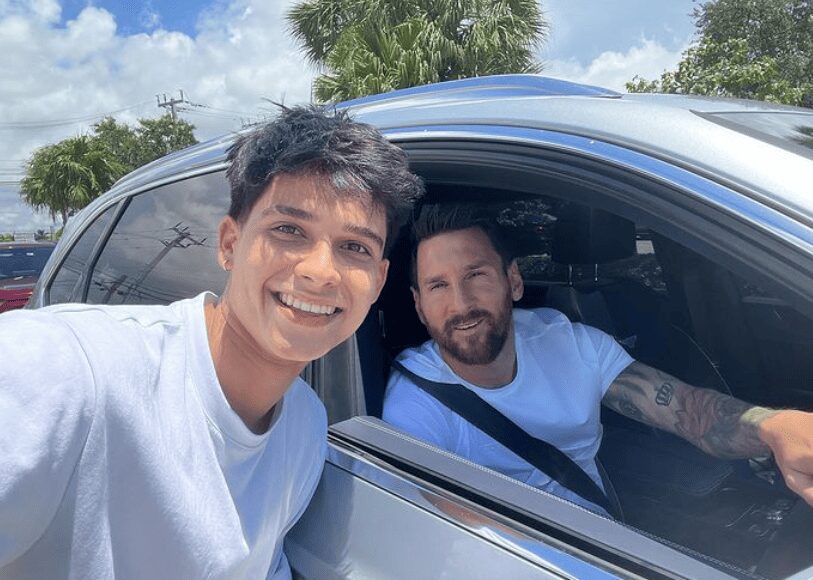 Fan enloquecido presume como Messi le da beso en plena calle