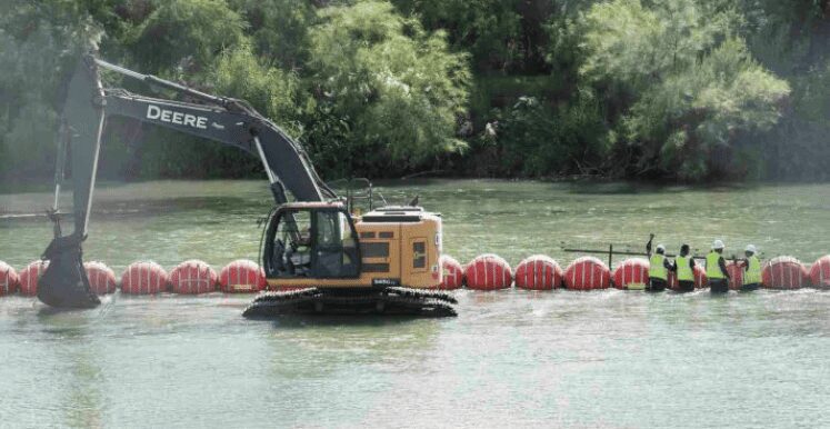 Tras retiro de boyas del Río Bravo, AMLO firma que México merece respeto