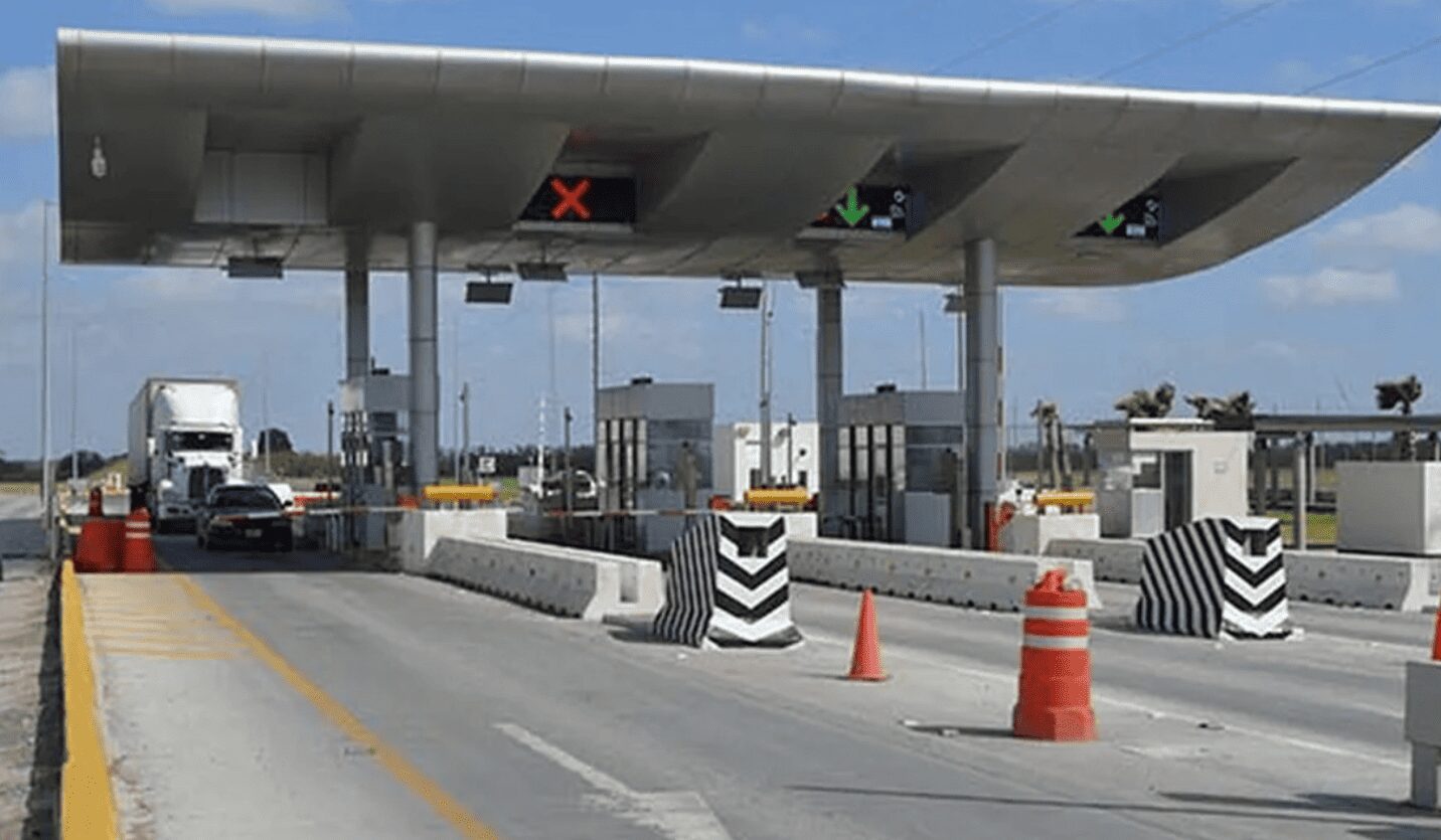 Grupos de narcotraficantes tienen un enfrentamiento en una caseta de cobro en Chihuahua