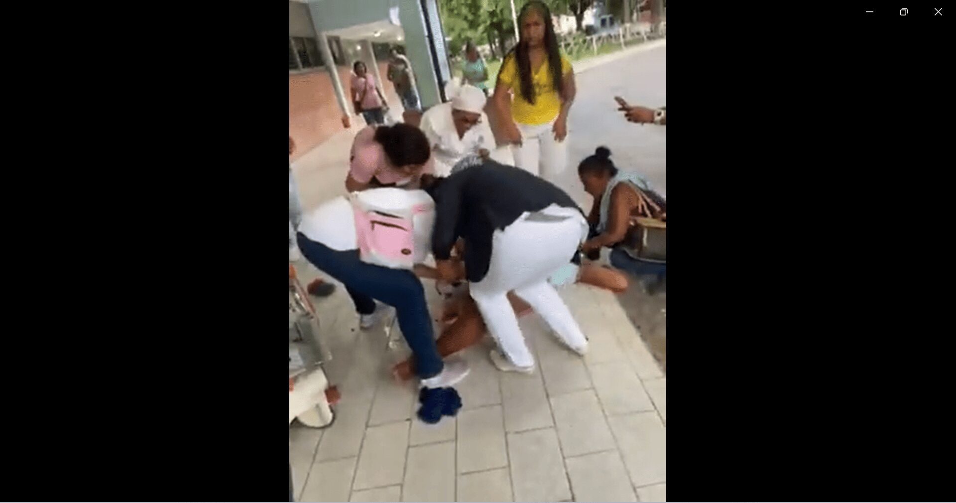 En Venezuela, mujer da a luz a uno de sus hijos en la entrada de un hospital