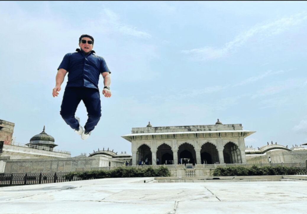 El gobernador de Nuevo León rompe el protocolo en el Fuerte Rojo, monumento de India