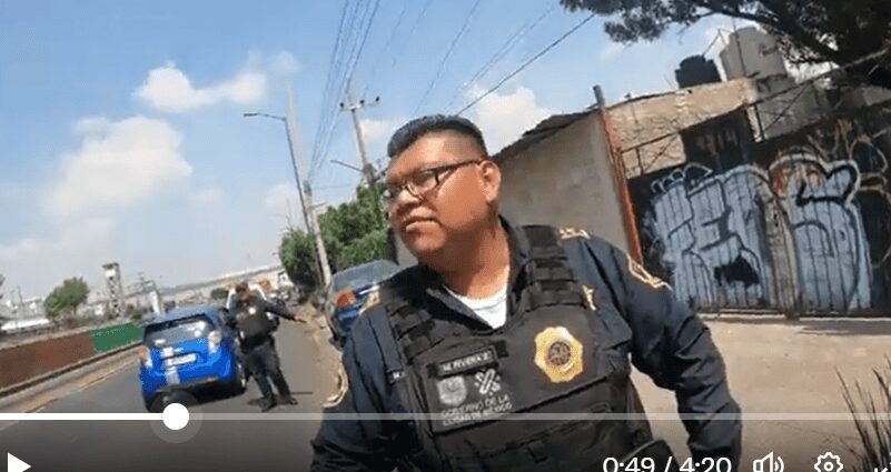 Captan en vídeo a un policía de la CDMX que pide ‘mordida’ a un motociclista