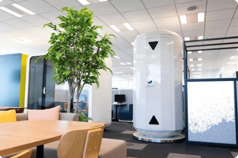 En Japón, diseñan una cápsula para dormir de pie en el trabajo