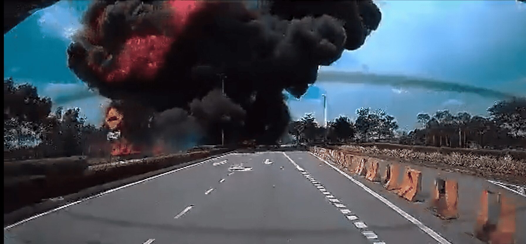 Un avión privado se estrella contra una motocicleta y un auto al intentar aterrizar en un aeropuerto en Malasia