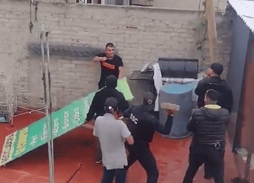 Elementos de la SSC se enfrentan a un presunto delincuente armados con ladrillos y palos