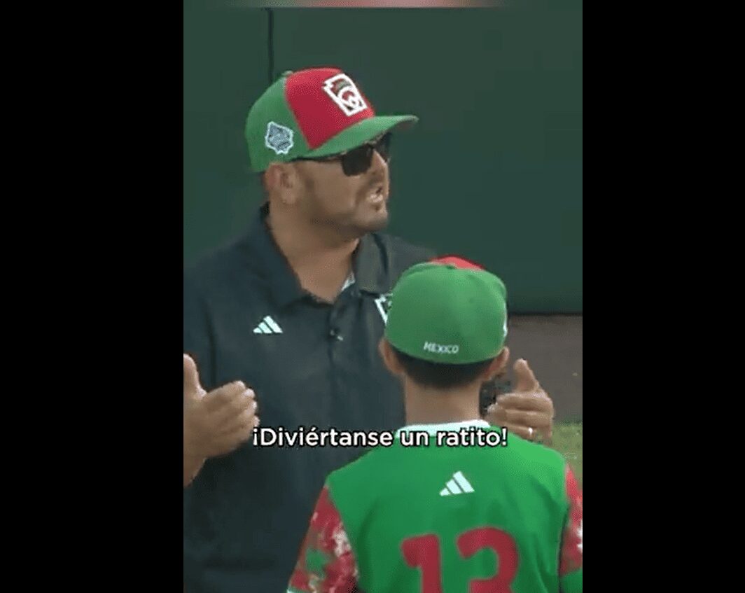 “Diviértete, pa” es la recomendación del entrenador para un niño que practica béisbol