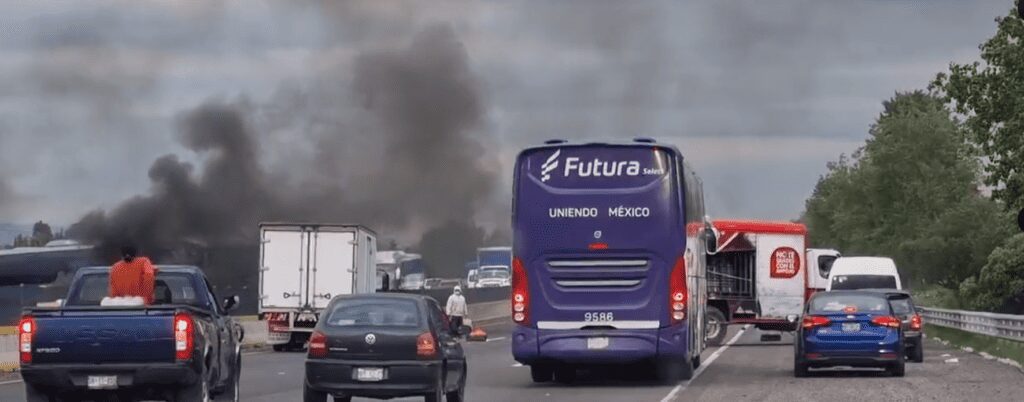 Un grupo de manifestantes bloquea la autopista México-Puebla