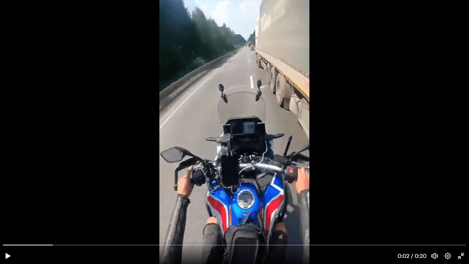 Un motociclista pierde parte de su pie por querer rebasar a un tráiler