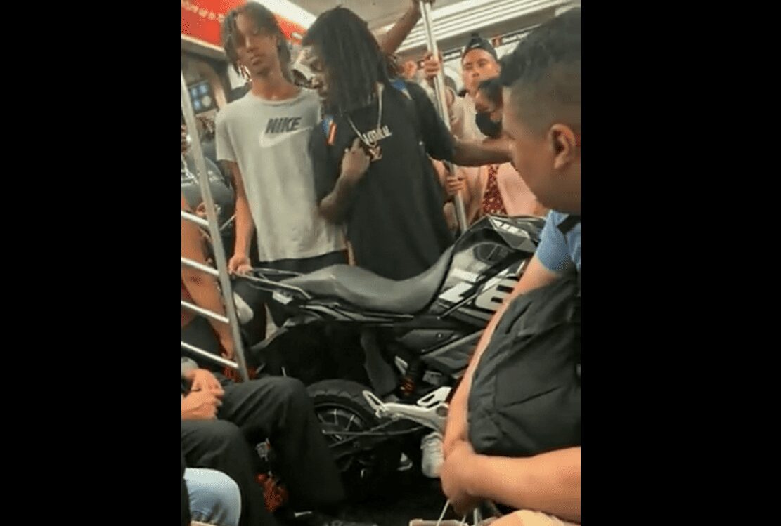 En NY un hombre se mete al metro con todo y motocicleta