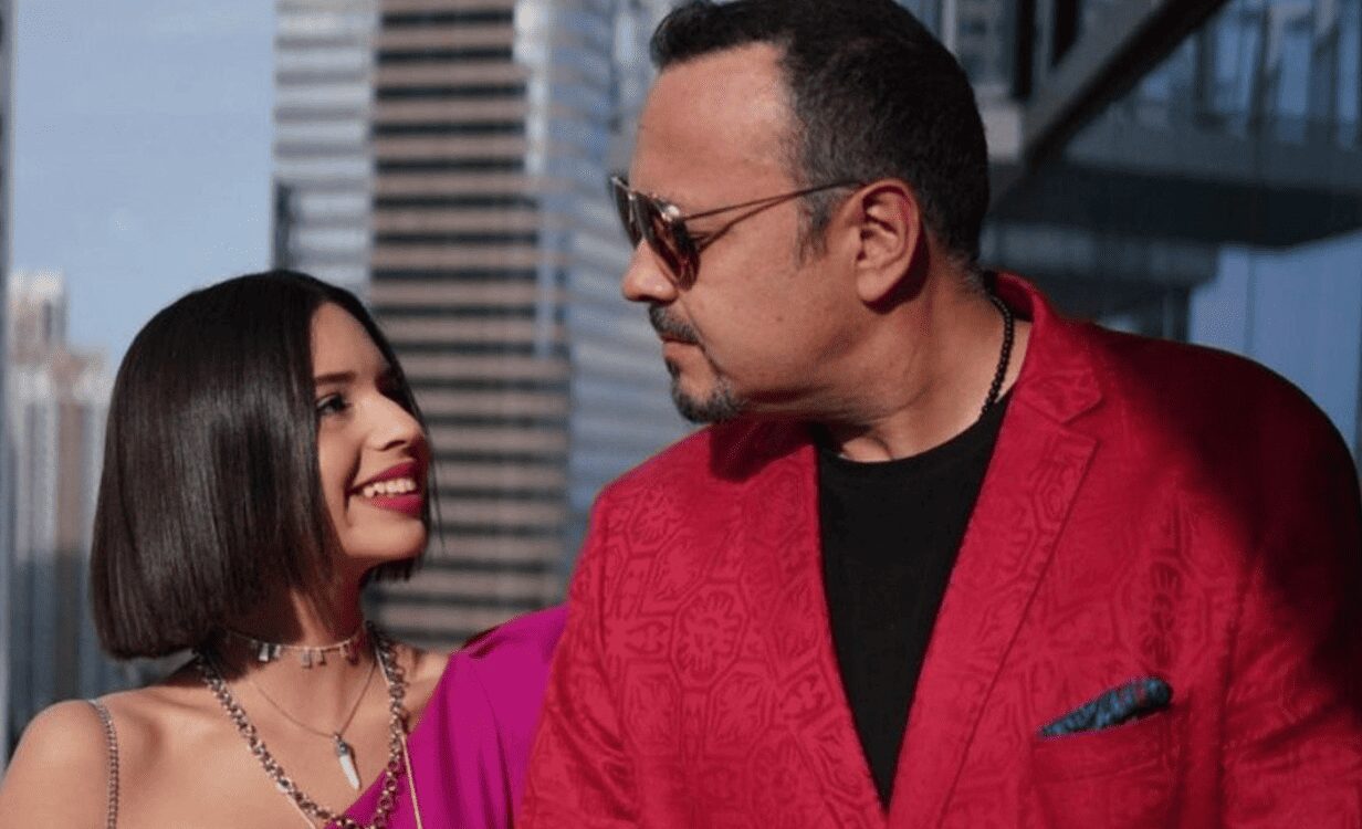 Un mesero expresa descontento hacia Ángela y Pepe Aguilar, acusándolos de ser tacaños al dejar una propina considerada insuficiente