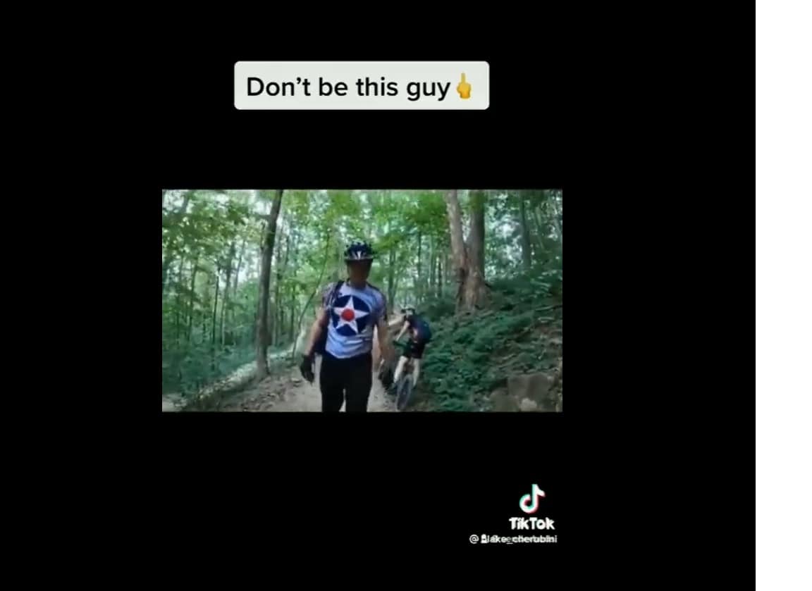 Ciclista es criticado por no dejar pasar a un hombre en silla de ruedas en un parque público