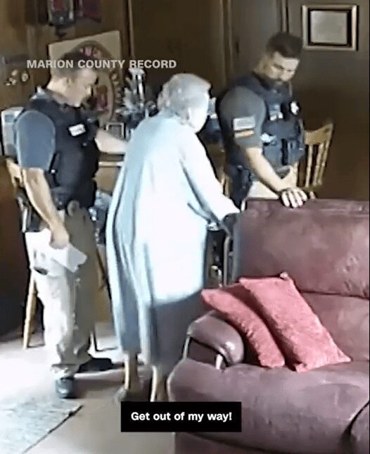 Mujer de 98 años desafía a autoridades que estaban llevando a cabo un operativo en contra de su hijo, quien es periodista