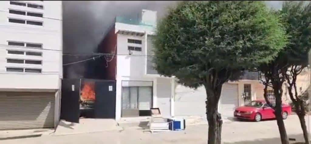 Pobladores incendian casa de alcalde de Zacualtipán