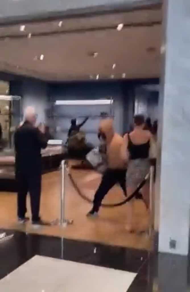 Roban tienda Gucci de Los Ángeles