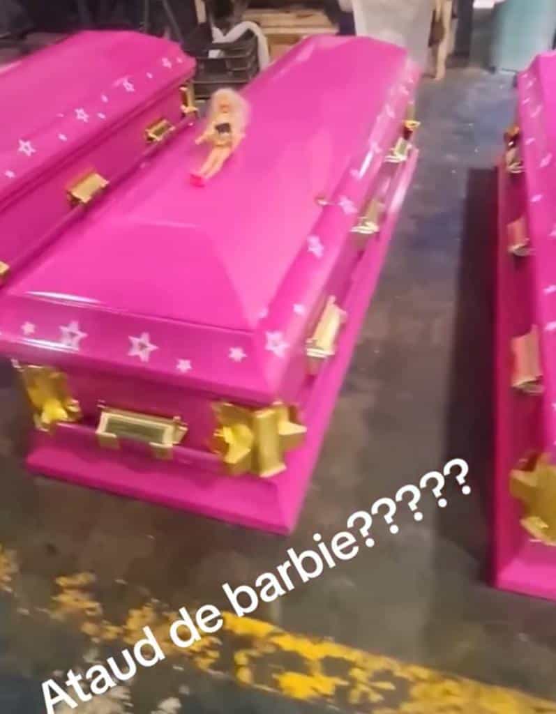 Funeraria muestra ataúdes de Barbie