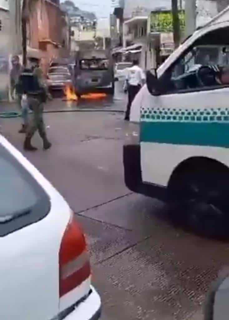 Incendian unidad de transporte público en Acapulco