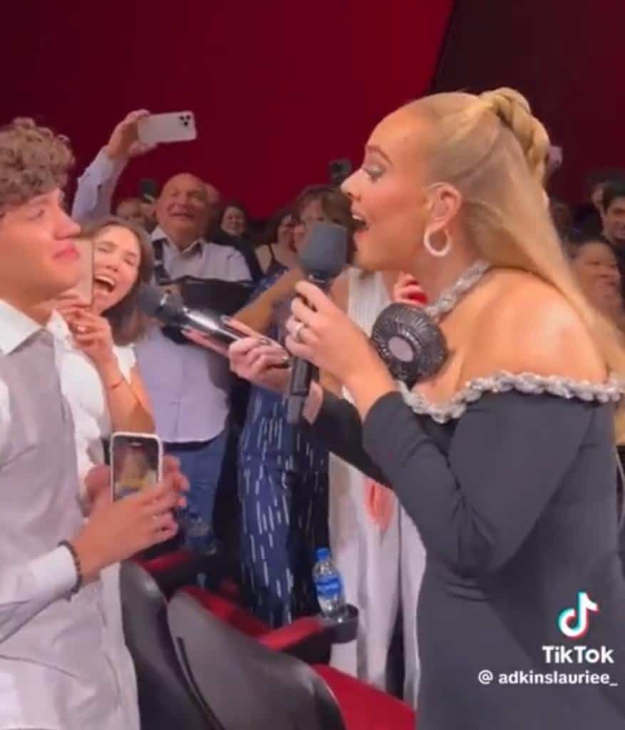 Durante su concierto, Adele sorprendió a un fan mexicano al cantarle “Las Mañanitas