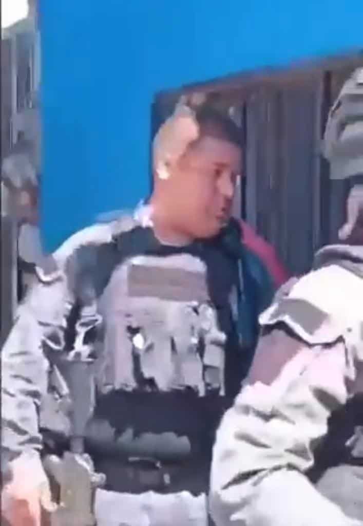 Agentes policiales de Celaya roban un camión de bebidas y agreden violentamente a mando