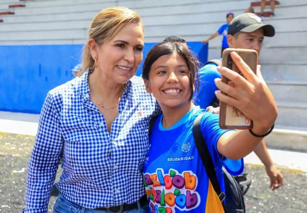 Lili Campos convive con niñas, niños y jóvenes del curso de verano Baaxlo’ob Paalalo’ob