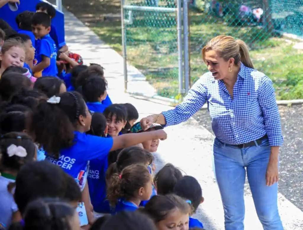 Lili Campos convive con niñas, niños y jóvenes del curso de verano Baaxlo’ob Paalalo’ob
