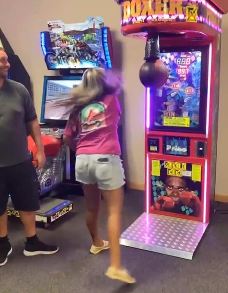 Una mujer experimenta golpes utilizando una atracción mecánica y termina noqueándose a sí misma