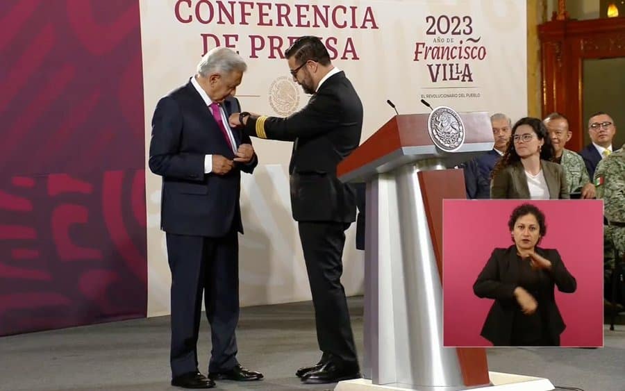 AMLO simbólicamente acepta las ‘iniciales insignias’ de Mexicana de Aviación