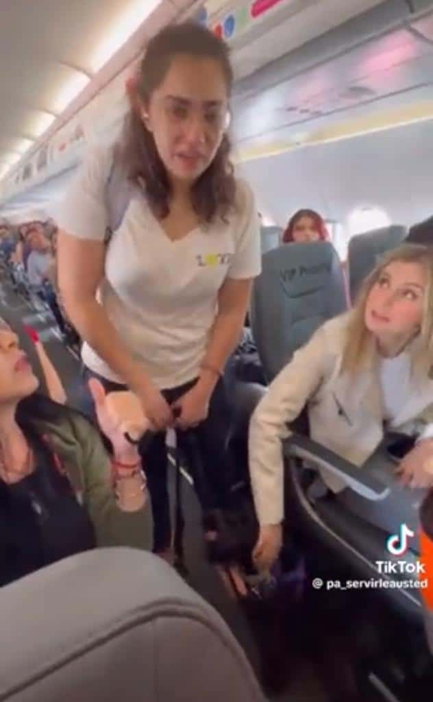 Personas solidarias asistieron a una pasajera de Viva Aerobus para evitar que la desalojaran junto a su perro de apoyo emocional