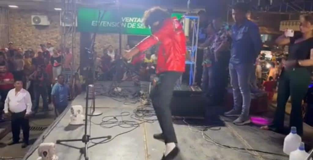 Un joven sorprende a los usuarios en línea con su asombroso parecido al estilo de canto de Michael Jackson