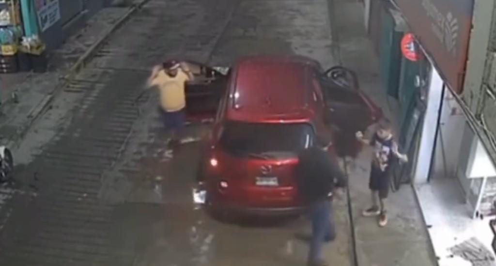Sustraen vehículo en Cuautitlán, Estado de México, en presencia de un niño
